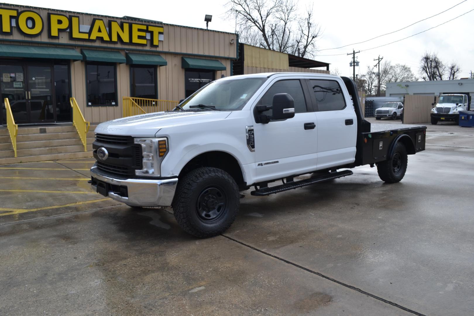2019 WHITE /GRAY Ford F-350 with an POWERSTROKE 6.7L DIESEL engine, 6SPD AUTOMATIC transmission, located at 9172 North Fwy, Houston, TX, 77037, (713) 910-6868, 29.887470, -95.411903 - CREW CAB, 4X4, 11,500LB GVWR , WB: 176", RATIO: 3.31, 8.5FT FLATBED, 84" WIDE, GOOSENECK/BUMPER PULL HITCH, EXHAUST BRAKE, REVERSE CAMERA , POWER INVERTER, FULLY LOADED - Photo#0